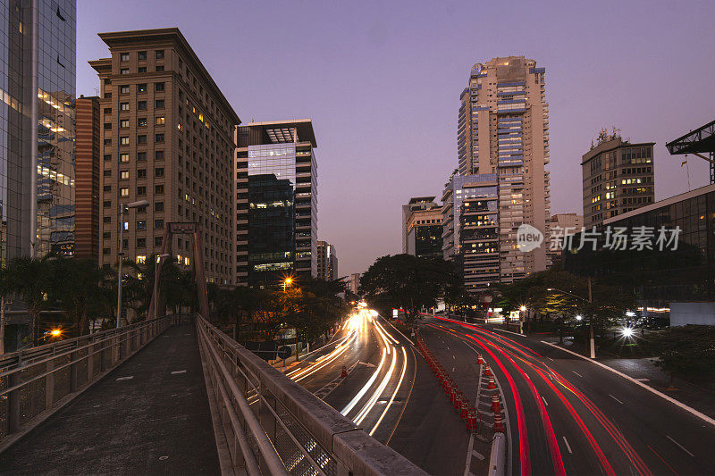 圣保罗的现代建筑。Juscelino Kubitschek大道。维拉奥林匹亚队。城市街道显示交通流线与长曝光。